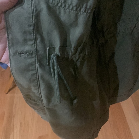 Gap shirt/button up. Like new. Size M. Army green. Draw strings inside. - Picture 5 of 5